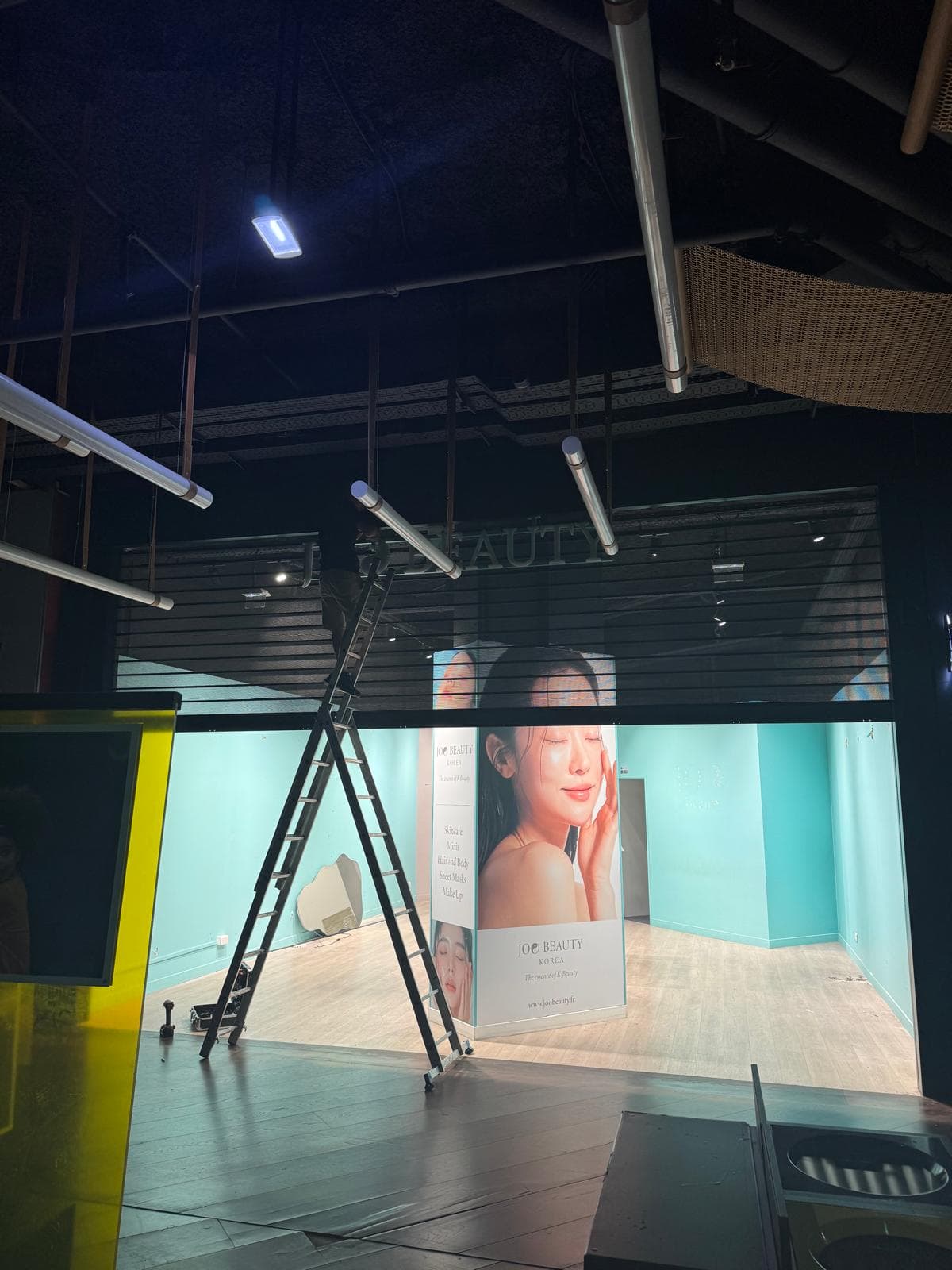 Rideau métallique micro-perforé et façade en inox brossé installés pour Joo Beauty à La Part-Dieu, Lyon