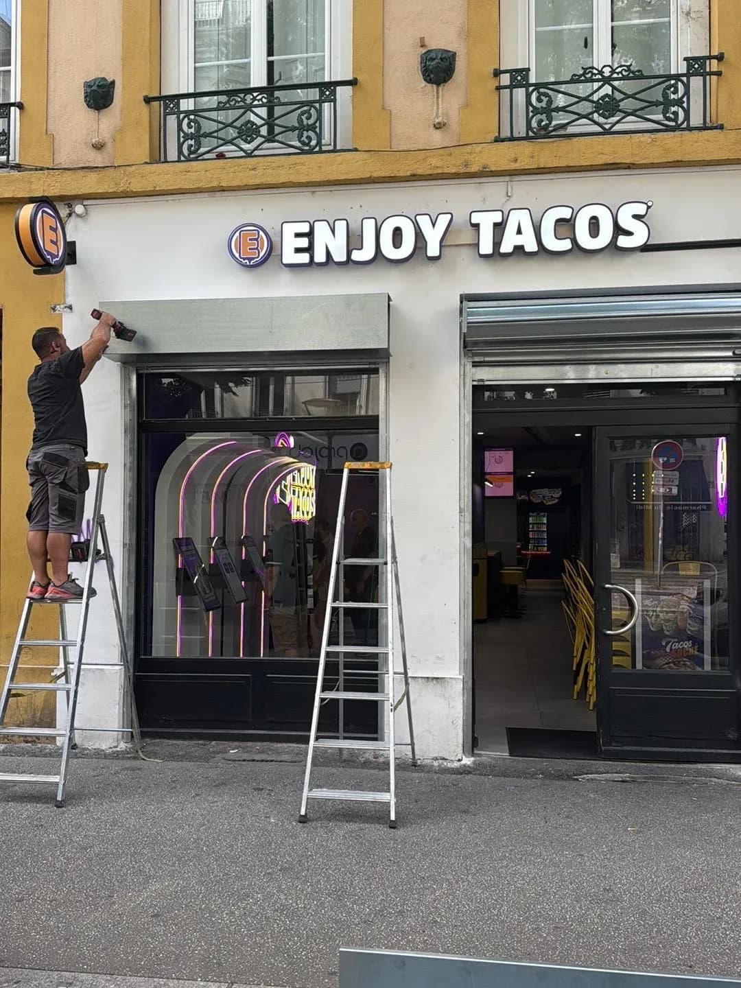 Deux rideaux métalliques à lames pleines à Lyon 7e, photo 1 sur 7