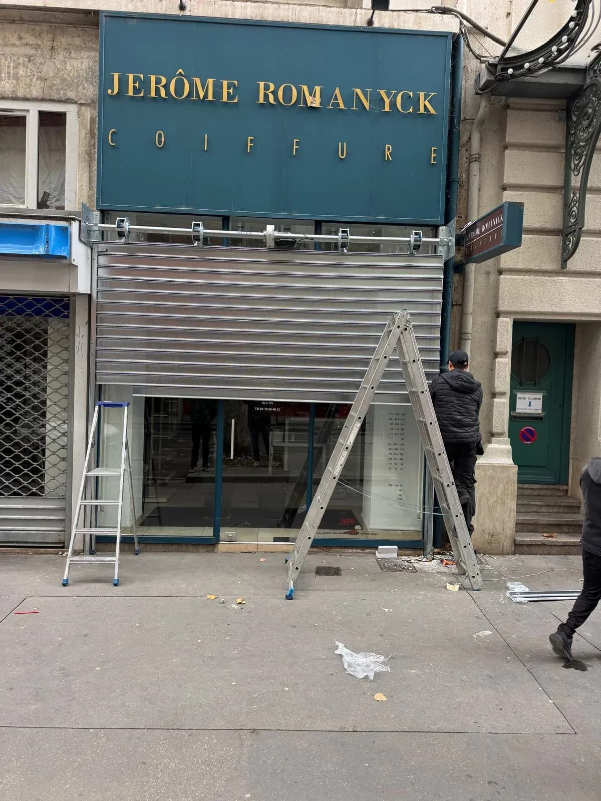 Rideau métallique à lames micro-perforées à Lyon 6e, photo 1 sur 6