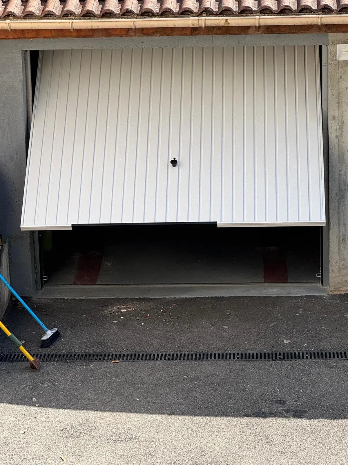 Porte de garage basculante à Neyron, photo 1 sur 2